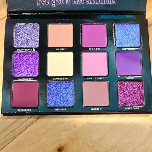 Menagerie Cosmetics "Flight Club" eyeshadow palette - Picture 2 of 10